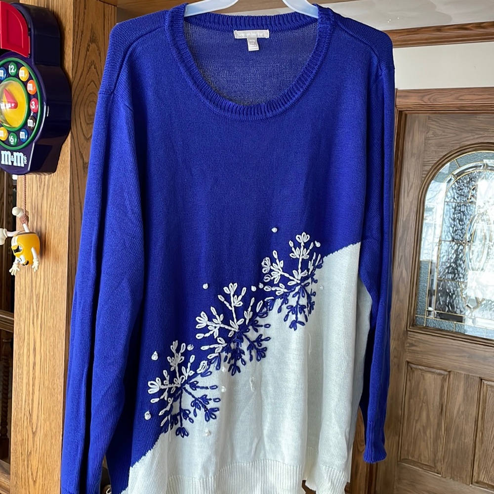 Blue and white sweater with snowflakes and pearls size 2X 26/28